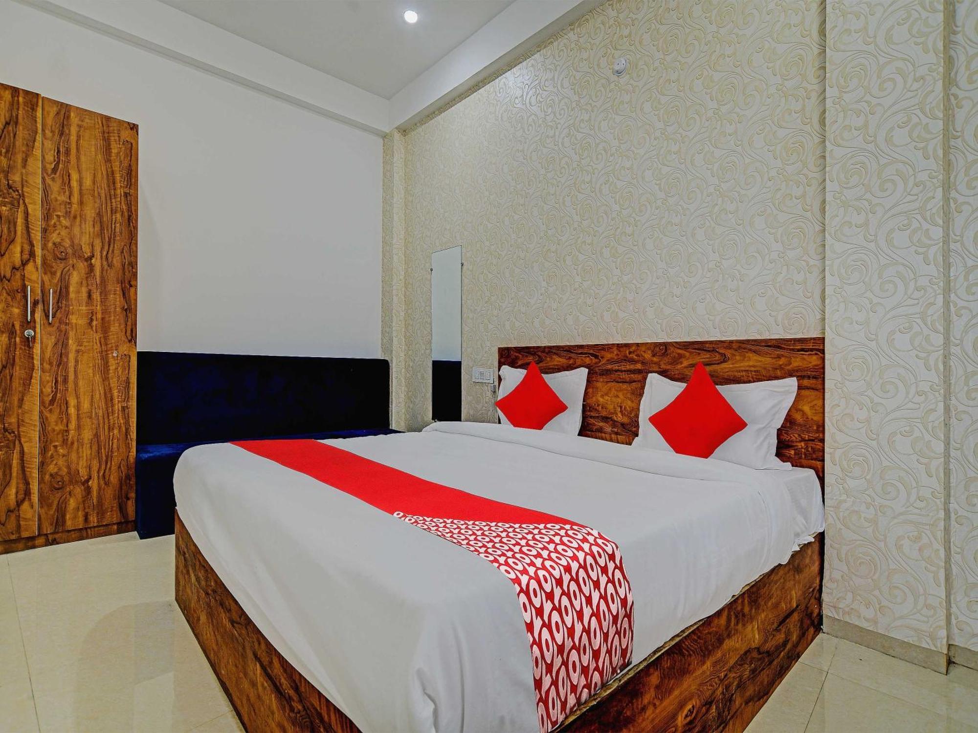 Oyo Flagship Hotel Blue Tick Indore Bagian luar foto